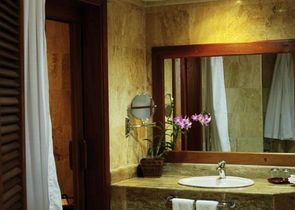 Hotel Vik Cayena Beach bathroom